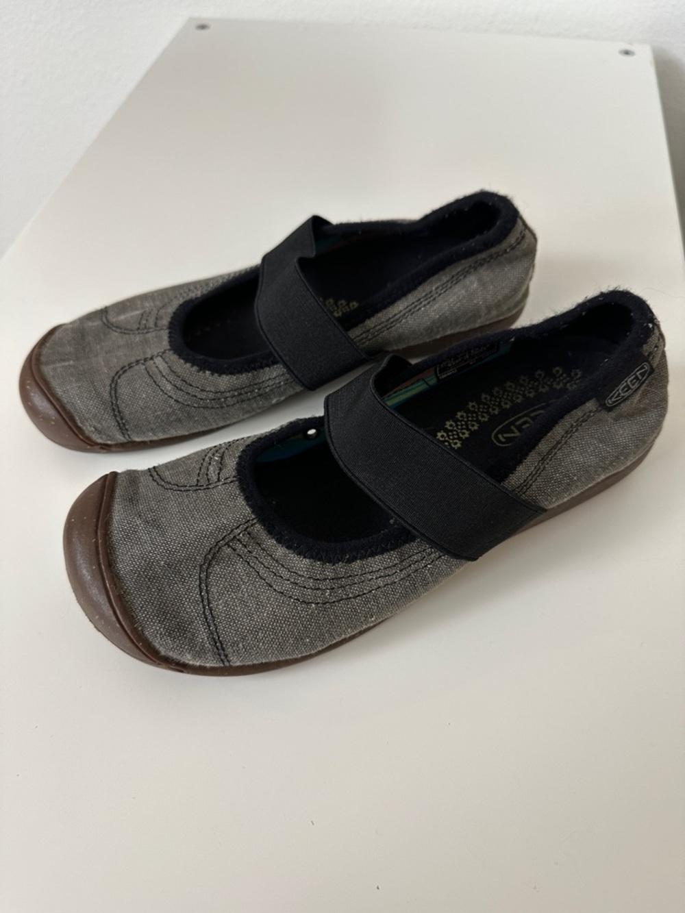 Keen Sienna Women’s Gray & Black Mary Jane Slip On Canvas Shoes size 37.5, 7